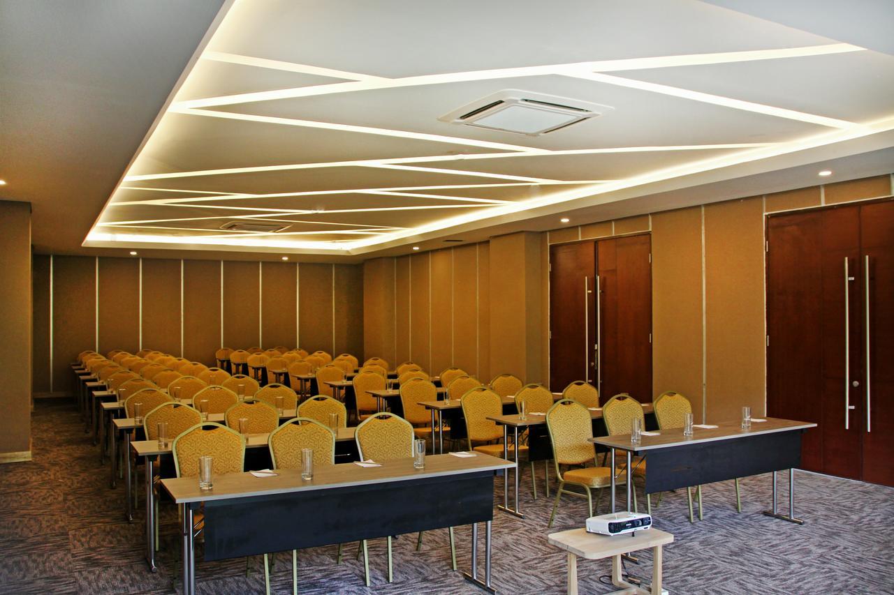 Famvida Hotel Lubuklinggau Екстериор снимка